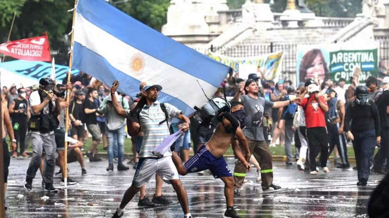 Reforma Trabalhista Argentina: Milei Contra a História
