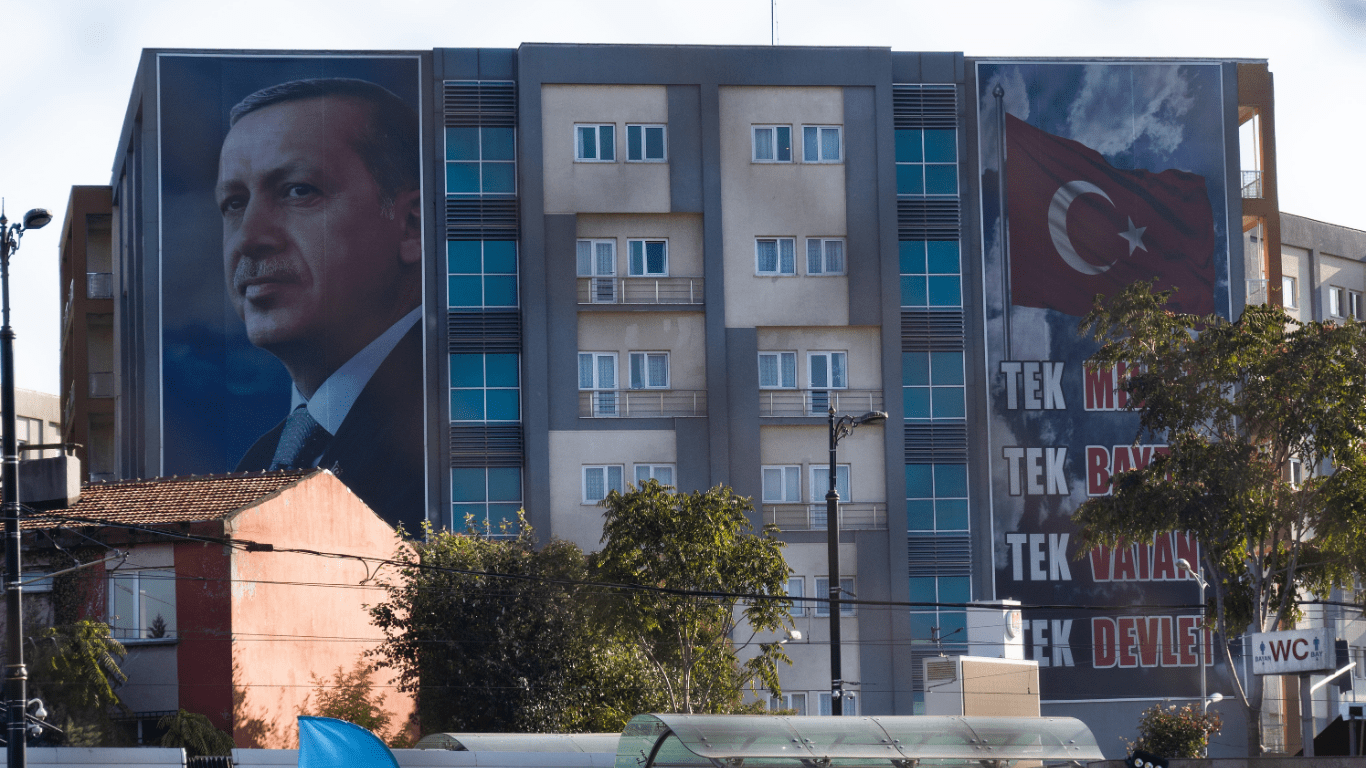 Retrato aproximado de Recep Tayyip Erdoğan olhando à frente.