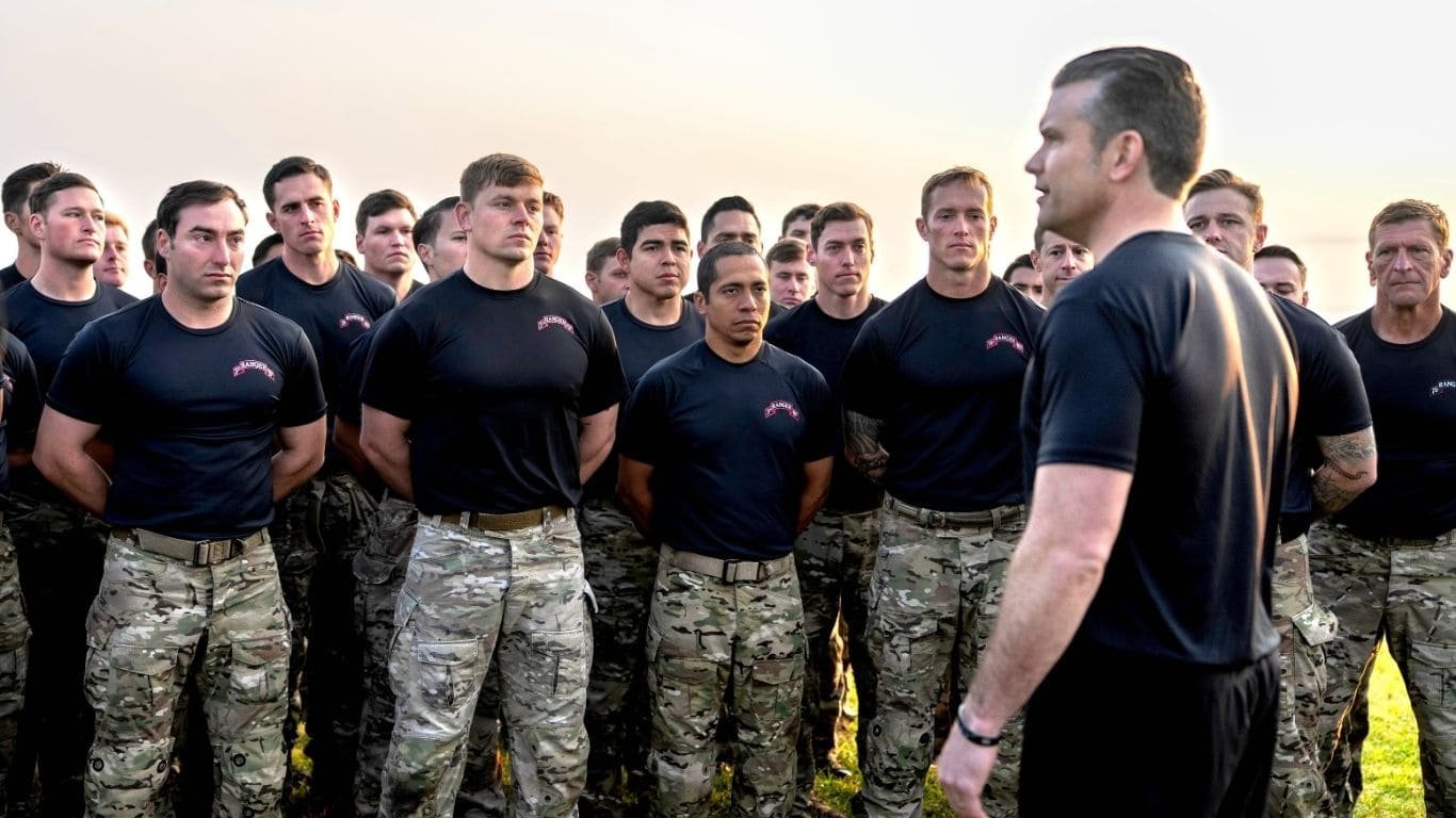 Secretário de Defesa Pete Hegseth participa de uma sessão de treinamento físico com tropas do 75º Regimento de Rangers na Praia de Omaha, Normandia, França