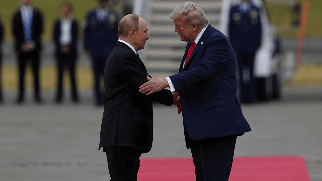 Donald Trump e Vladimir Putin apertam as mãos e conversam de perto durante encontro diplomático internacional.