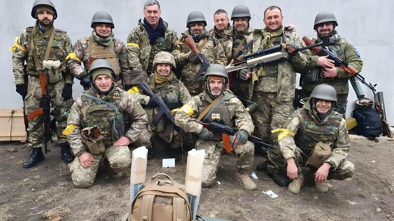 Voluntários estrangeiros em treinamento militar na Ucrânia durante a guerra contra a Rússia